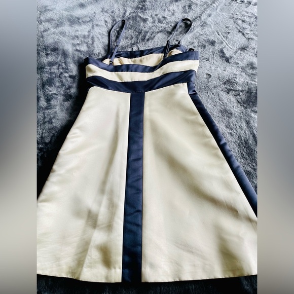 Adorable mini dress by BCBGMaxazria size 4 with spaghetti straps and front bow - Picture 2 of 8